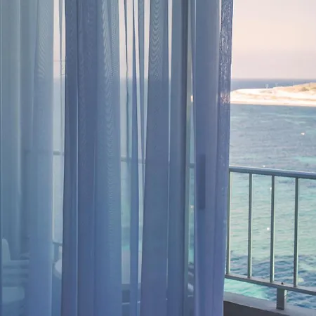 Ax Sunny Coast & Сент-Полс-Бей